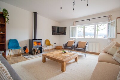 Country House 'La Casa del Alcalde' with Mountain Views, Private Terrace and Wi-Fi