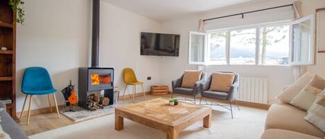 Televisión y chimenea