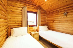 2 bedrooms, iron/ironing board, travel crib, WiFi - Host and Stay | Mystic Falls (Felton)
