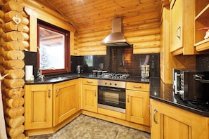 Fridge, microwave, oven, electric kettle - Host and Stay | Mystic Falls (Felton)
