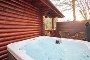 Outdoor spa tub - Host and Stay | Mystic Falls (Felton)