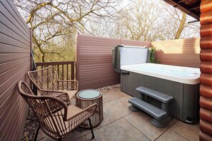 Outdoor spa tub - Host and Stay | Mystic Falls (Felton)