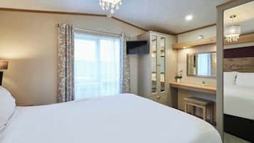 2 bedrooms, iron/ironing board, travel cot, WiFi