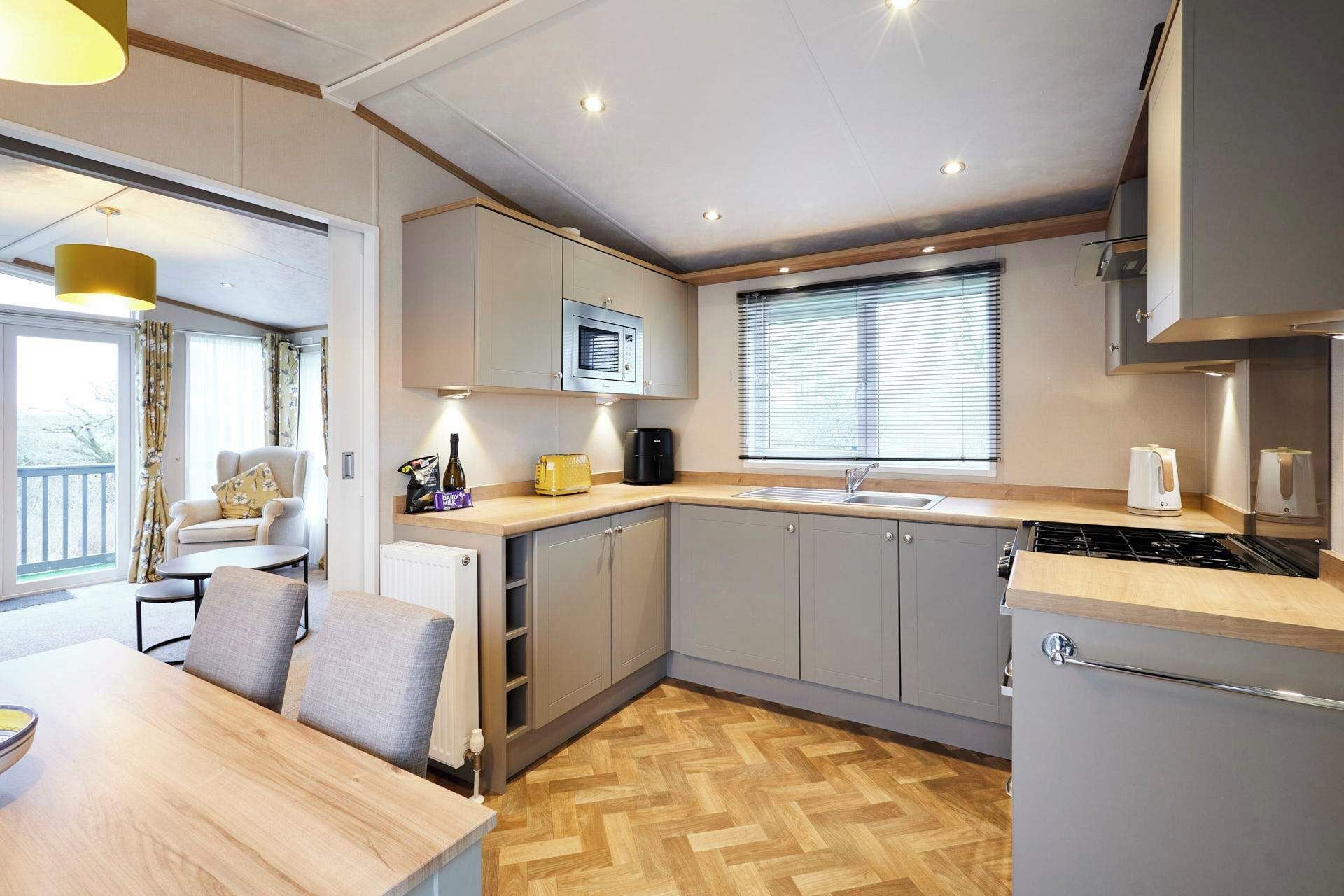 Frigorífico, microondas, horno y hervidor eléctrico