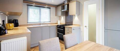 Réfrigérateur, micro-ondes, four, grille-pain