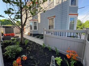 Property grounds - Spacious & sunny 4-bedroom home in the heart of Portland's charming West End (Portland)