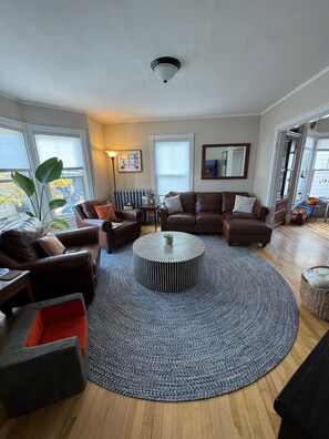 Living area - Spacious & sunny 4-bedroom home in the heart of Portland's charming West End (Portland)