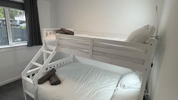 2 dormitorios, tabla de planchar con plancha, wifi gratis y ropa de cama