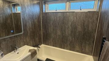 Badewanne und Dusche (separat), Komfortbadewanne, Haartrockner