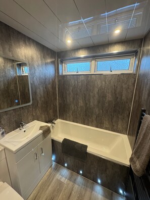 Separate bathtub and shower, deep-soaking bathtub, free toiletries - Family - Garden - Parking - Wifi - Sleeps 5 (Alloa)