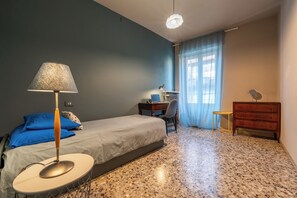 2 makuuhuonetta, työpöytä, silitysrauta/-lauta, vauvan matkasänky