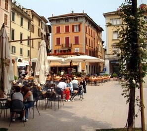 Outdoor dining - Top floor with terrace & panoramic roof (Salò)