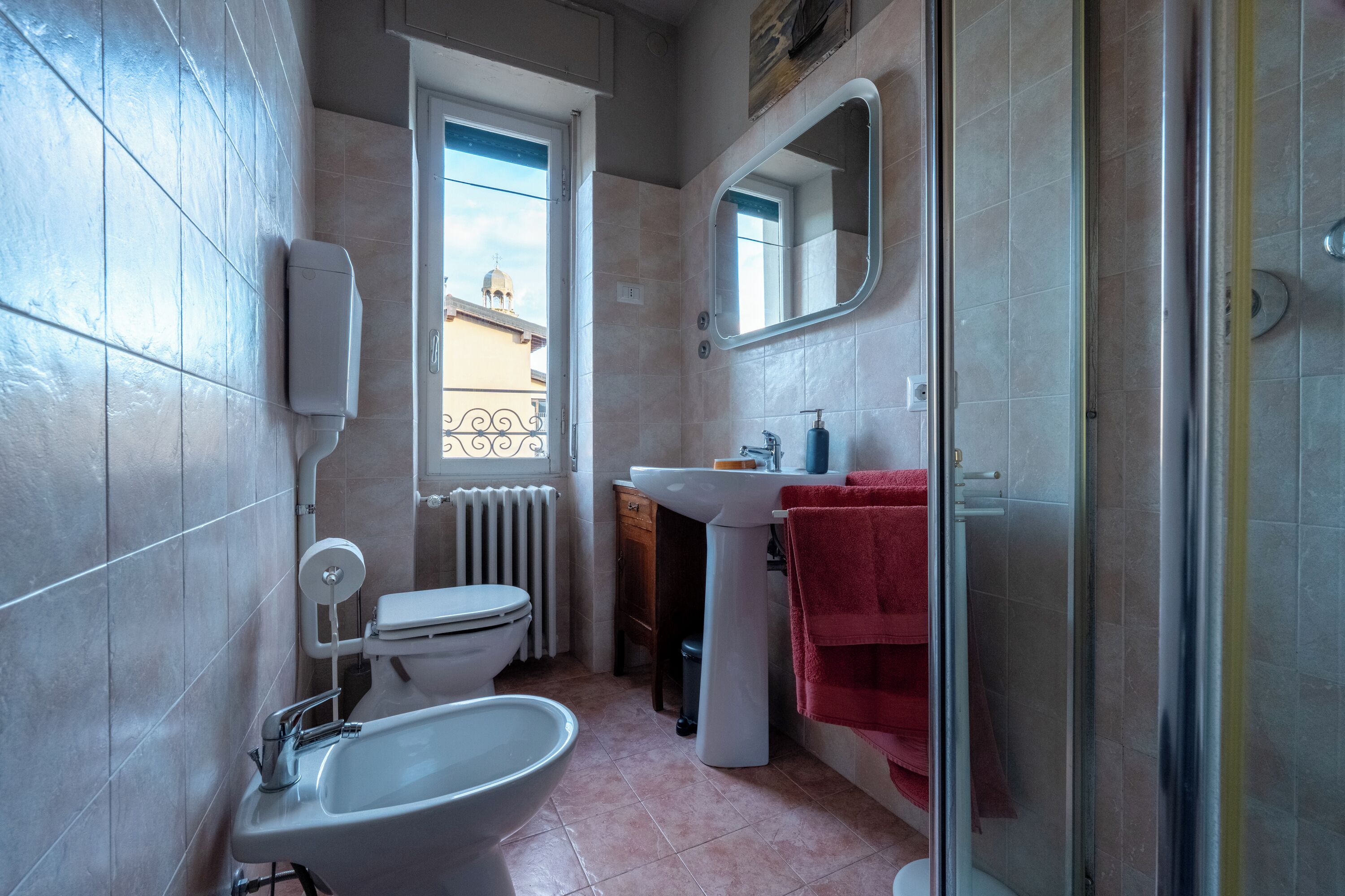 Dusche, Haartrockner, Bidet, Handtücher