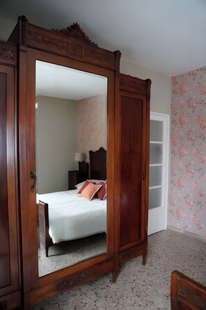 Tabla de planchar con plancha, wifi, ropa de cama