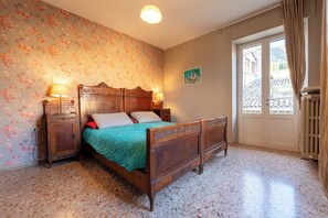 2 Schlafzimmer, Schreibtisch, Bügeleisen/Bügelbrett, Reisekinderbett