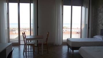 Kamar Triple Deluks, balkon, pemandangan laut | Kedap suara dan Wi-Fi gratis