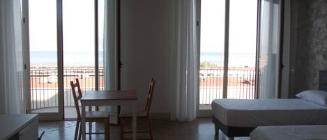 Deluxe-Dreibettzimmer, Balkon, Meerblick | Schallisolierte Zimmer, kostenloses WLAN