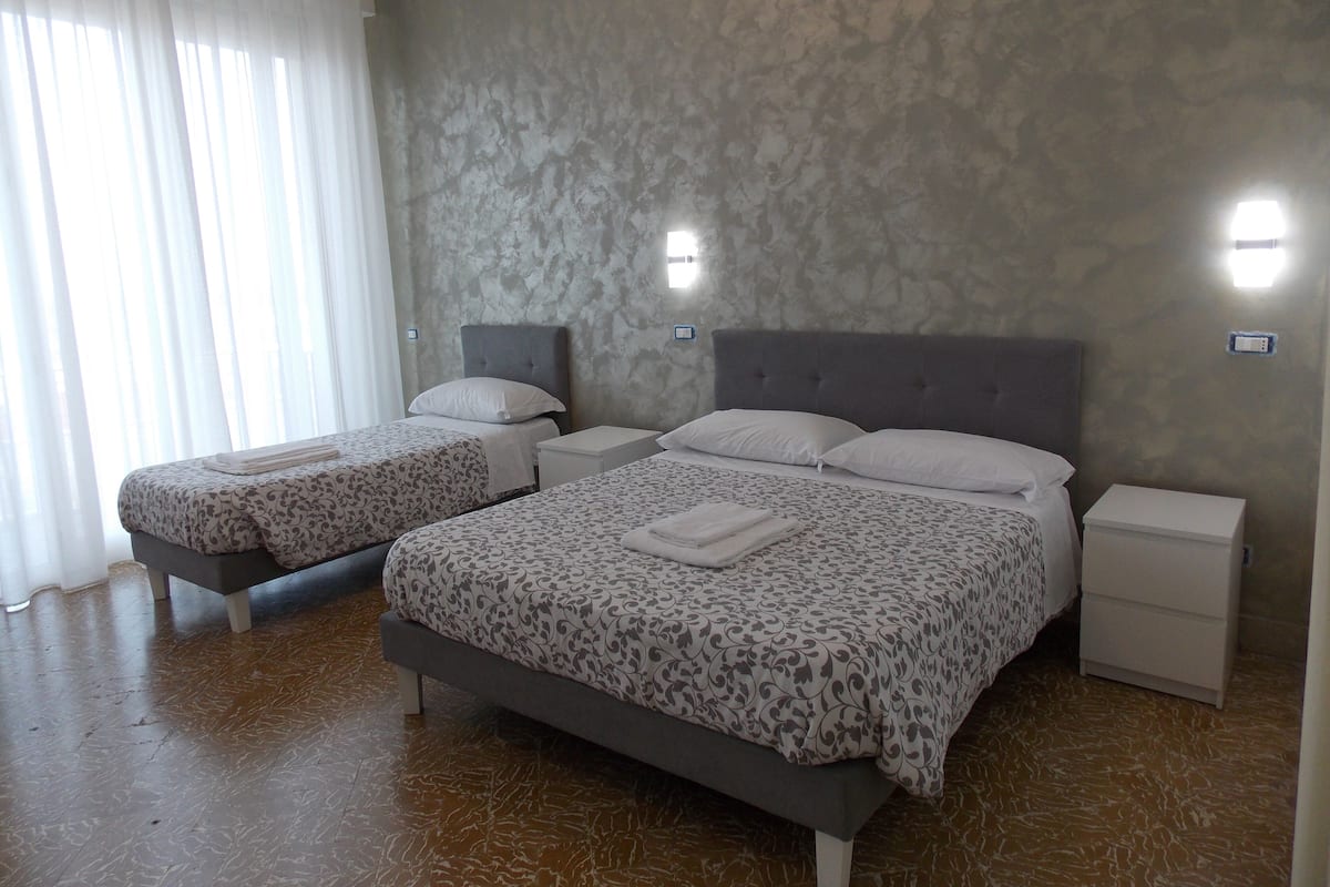 Deluxe Triple Room, Balcony, Sea View | Kalis bunyi, Wi-fi percuma