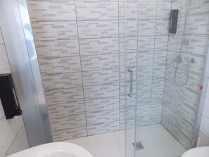 Tripla Deluxe, balcone, vista mare | Bagno | Asciugacapelli, asciugamani, sapone, shampoo