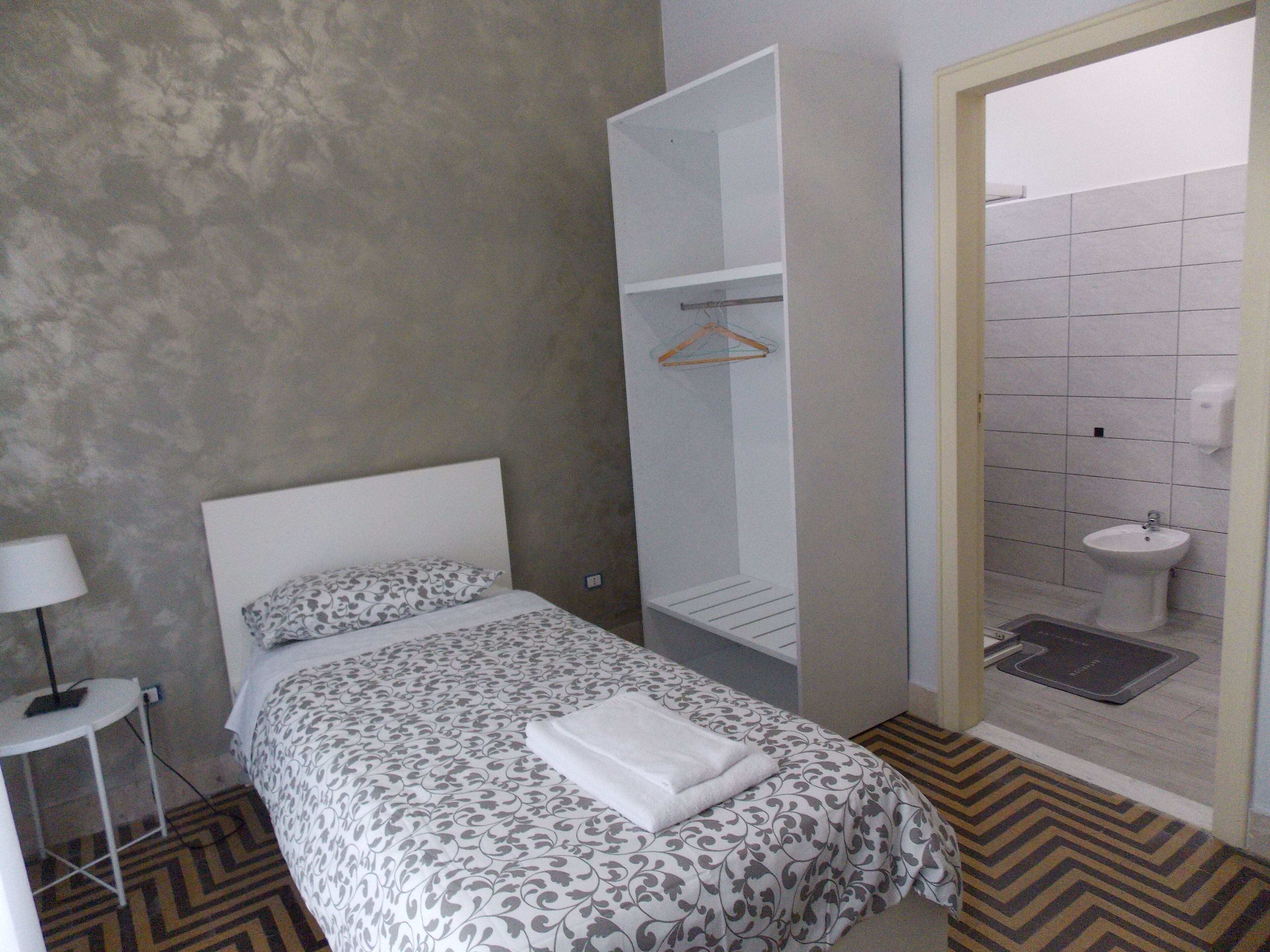 Quarto solteiro econômico | Quartos à prova de som, Wi-Fi de cortesia