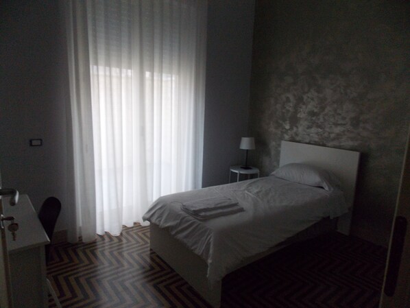 Economy Single Room | Soundproofing, free WiFi - Central Palace (Reggio Calabria)