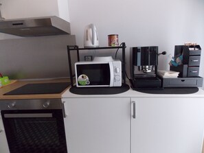 Quarto casal luxo, sacada, vista para o mar | Cozinha privada | Frigobar