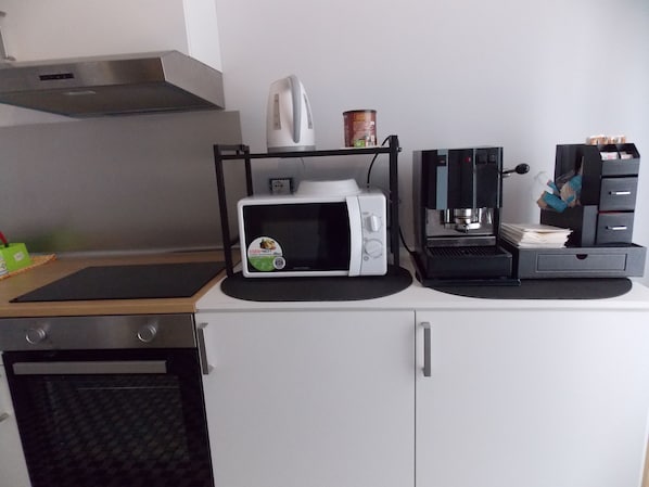 Doppia Deluxe, balcone, vista mare | Cucina privata | Mini-frigorifero