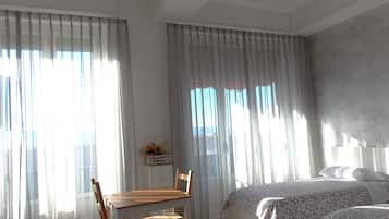 غرفة ديلوكس ثلاثية - بشرفة - بمنظر للبحر | تجهيزات عازلة للصوت وواي فاي مجانًا