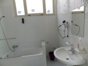 Deluxe Double Room, Balcony, Sea View | Bathroom | Hair dryer, towels, soap, shampoo - Central Palace (Reggio Calabria)