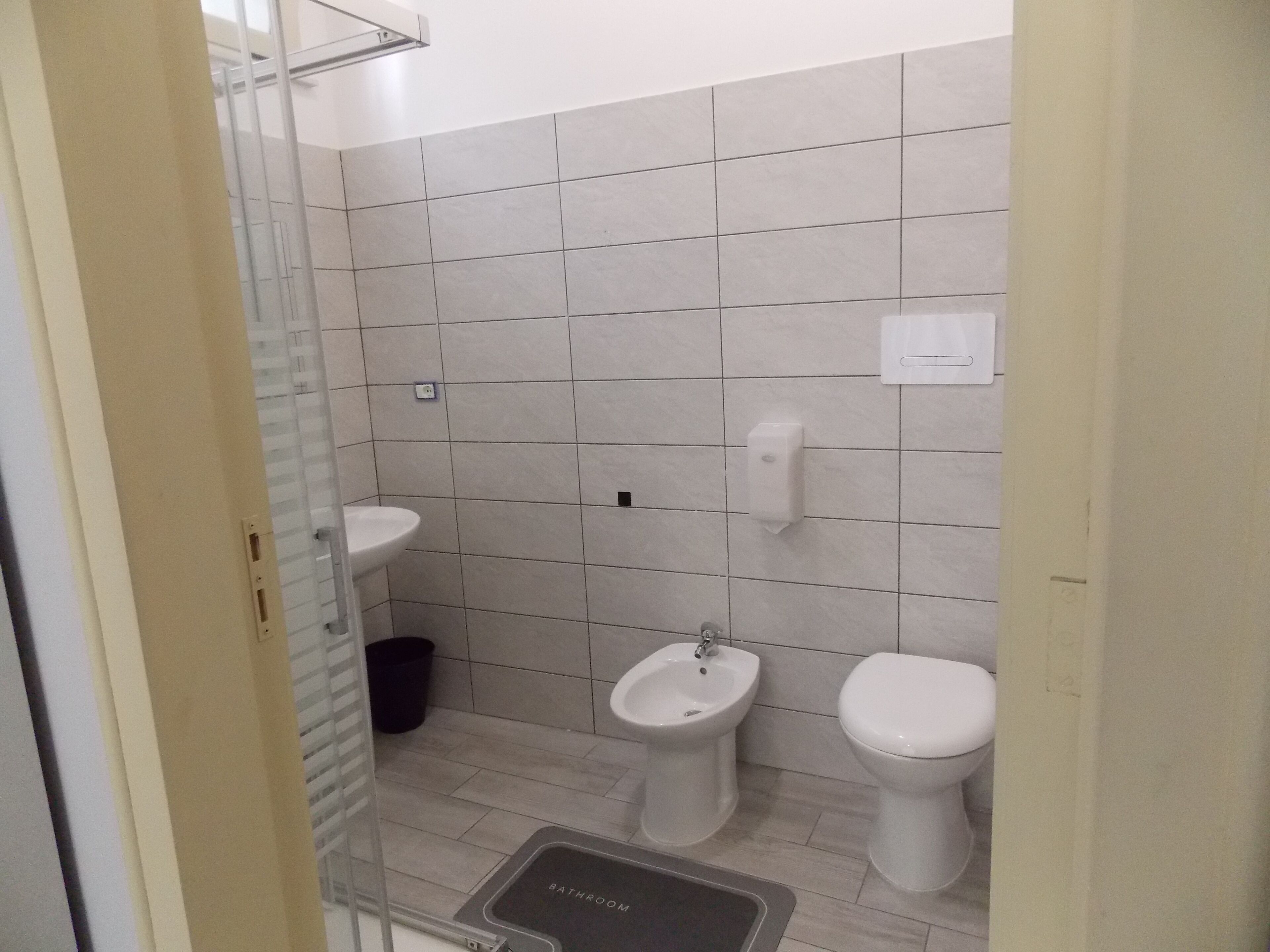 Une salle de bain équipée d’un bidet, de toilettes et d’un lavabo.