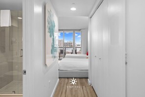 Desk, iron/ironing board, travel cot, WiFi - Cozy studio near beach - Nice views (Hallandale Beach)
