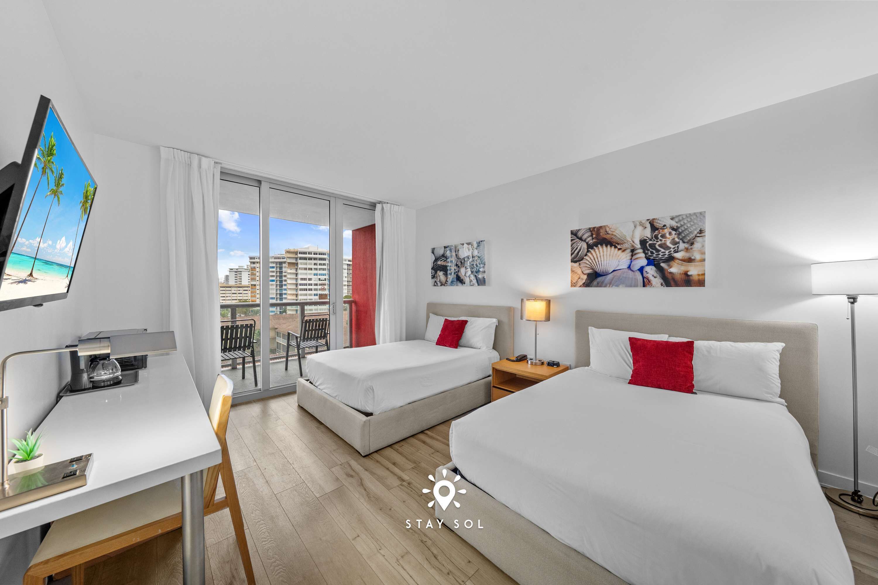 Schreibtisch, Bügeleisen/Bügelbrett, Reisekinderbett, WLAN