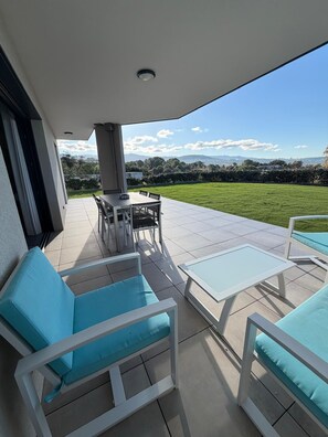 Outdoor dining - Large luxury T2 with garden, Agosta Plage. (Albitreccia)