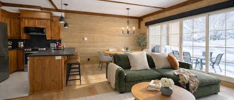 Fernseher, Kamin, Stereoanlage