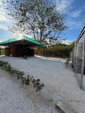 Property grounds - Casa Mosquero -Cute 1-bedroom apartment with AC & terrace in charming Tamarindo (Tamarindo)