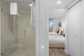 Shower, hair dryer, towels - Amazing Apt. w/ Bay View Balcony - Near Beach (Hallandale Beach)