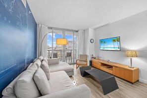 TV, offices - Amazing Apt. w/ Bay View Balcony - Near Beach (Hallandale Beach)