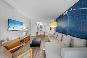 TV, offices - Amazing Apt. w/ Bay View Balcony - Near Beach (Hallandale Beach)