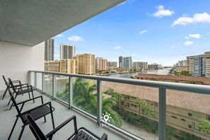 Property grounds - Amazing Apt. w/ Bay View Balcony - Near Beach (Hallandale Beach)