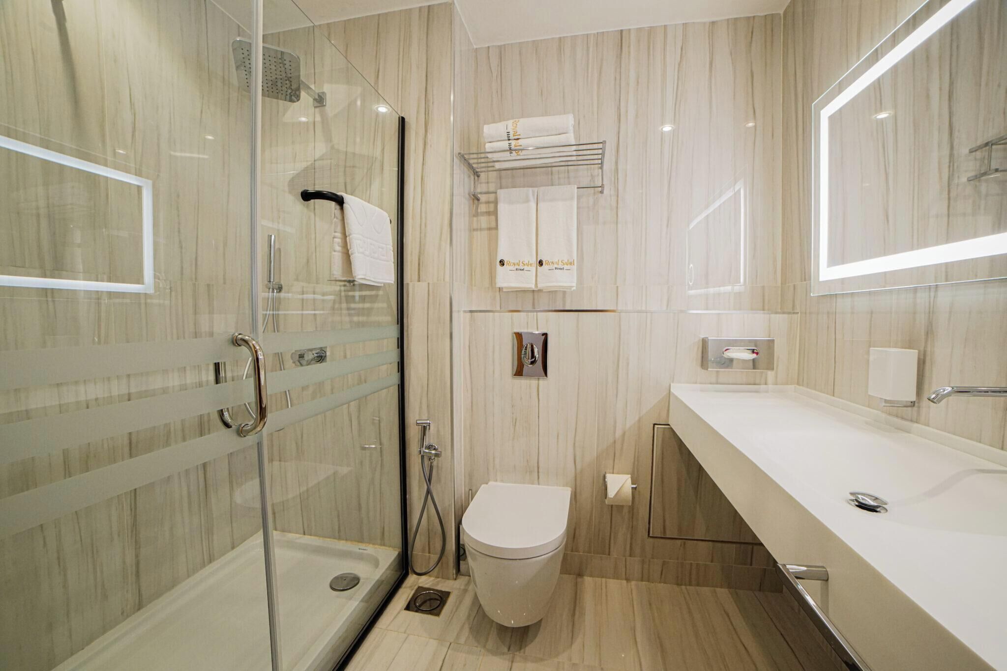 Dusche, kostenlose Toilettenartikel, Haartrockner, Handtücher
