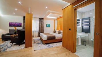 Hochwertige Bettwaren, Minibar, Zimmersafe, Schreibtisch