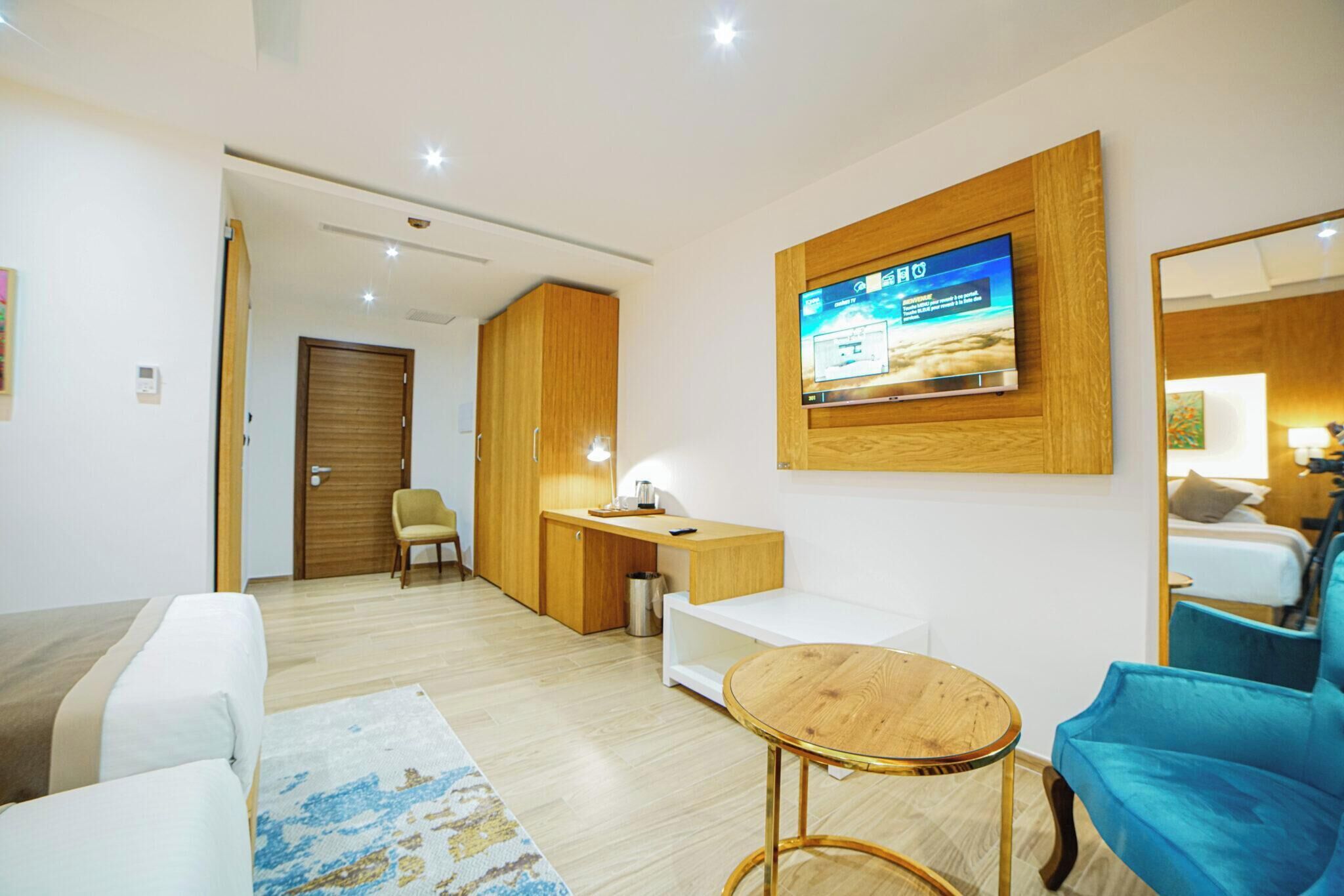 标准双人房或双床房 | 高档床上用品、迷你吧、客房内保险箱、办公桌