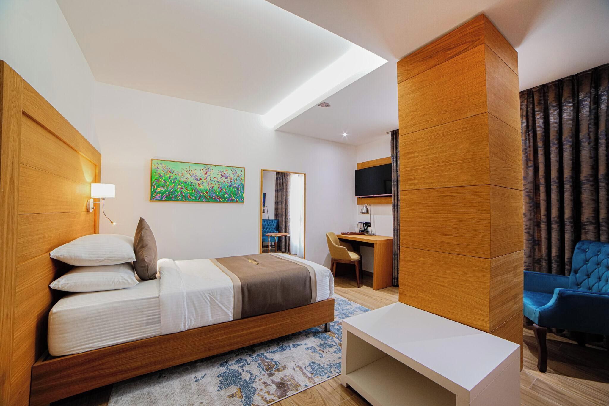 标准单人房 | 高档床上用品、迷你吧、客房内保险箱、办公桌