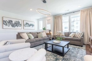 TV, offices - Lux Nash Retreat | Rooftop Firepit + Skyline Views (Nashville)