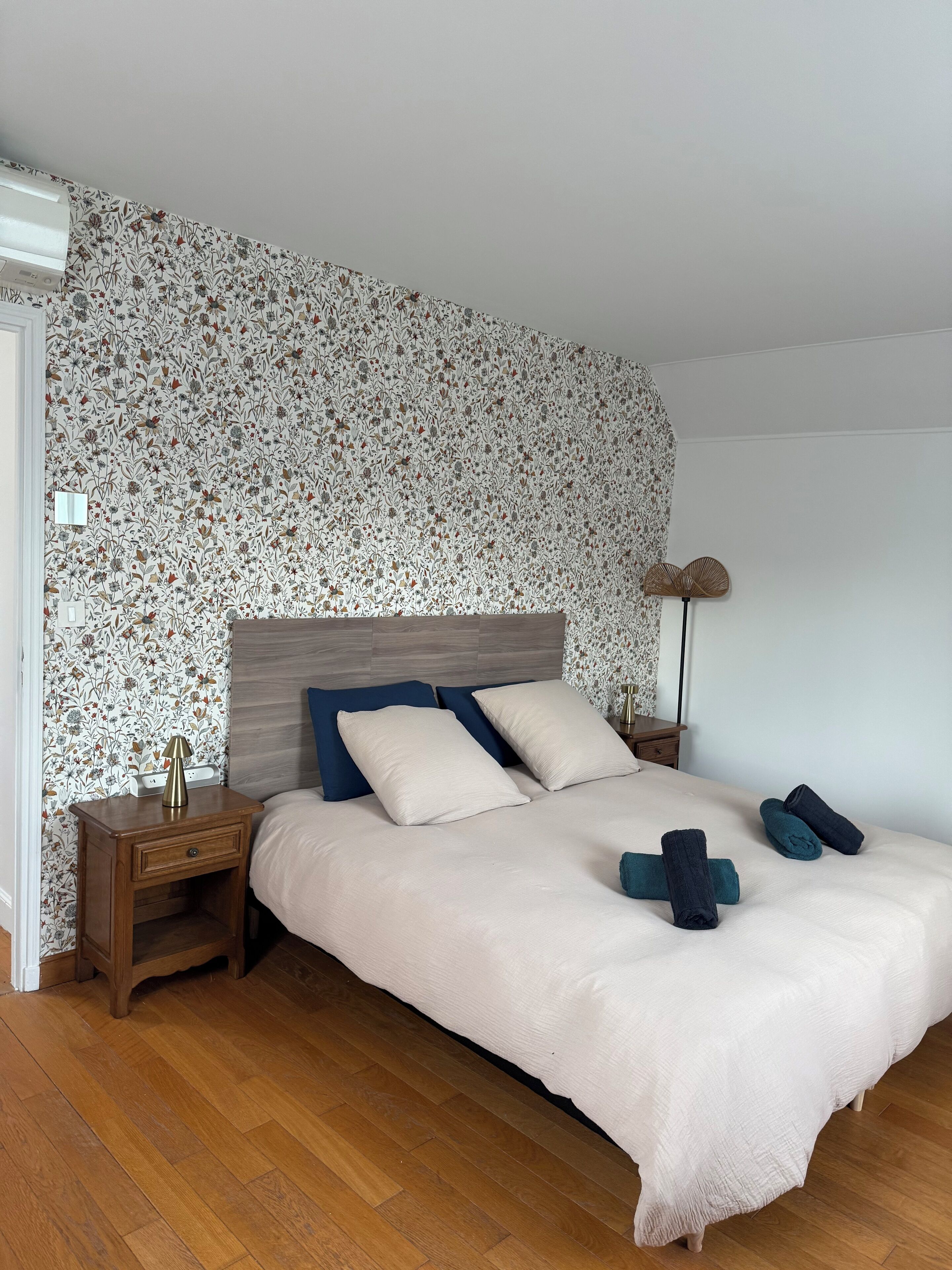 5 bedrooms, desk, iron/ironing board, travel crib