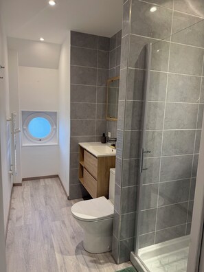 Een douche, een haardroger, handdoeken, toiletpapier