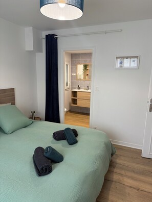 5 bedrooms, desk, iron/ironing board, travel crib