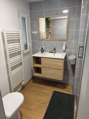 Een douche, een haardroger, handdoeken, toiletpapier