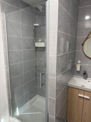 Een douche, een haardroger, handdoeken, toiletpapier