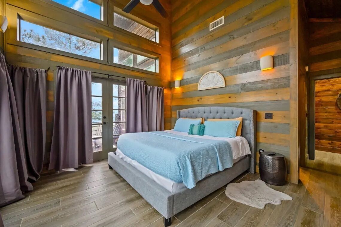 Tabla de planchar con plancha, wifi gratis, ropa de cama